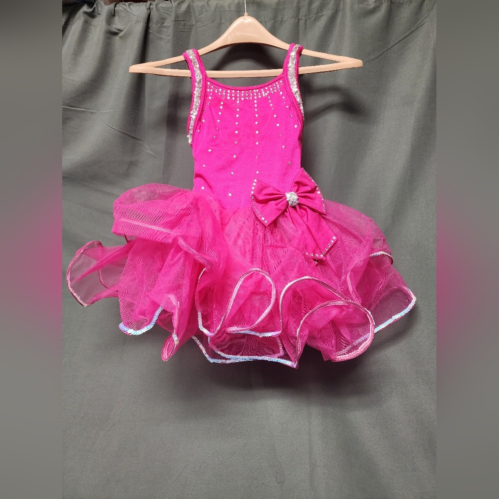 Adorable bedazzled pink little girls skating dress, child medium (size 7)